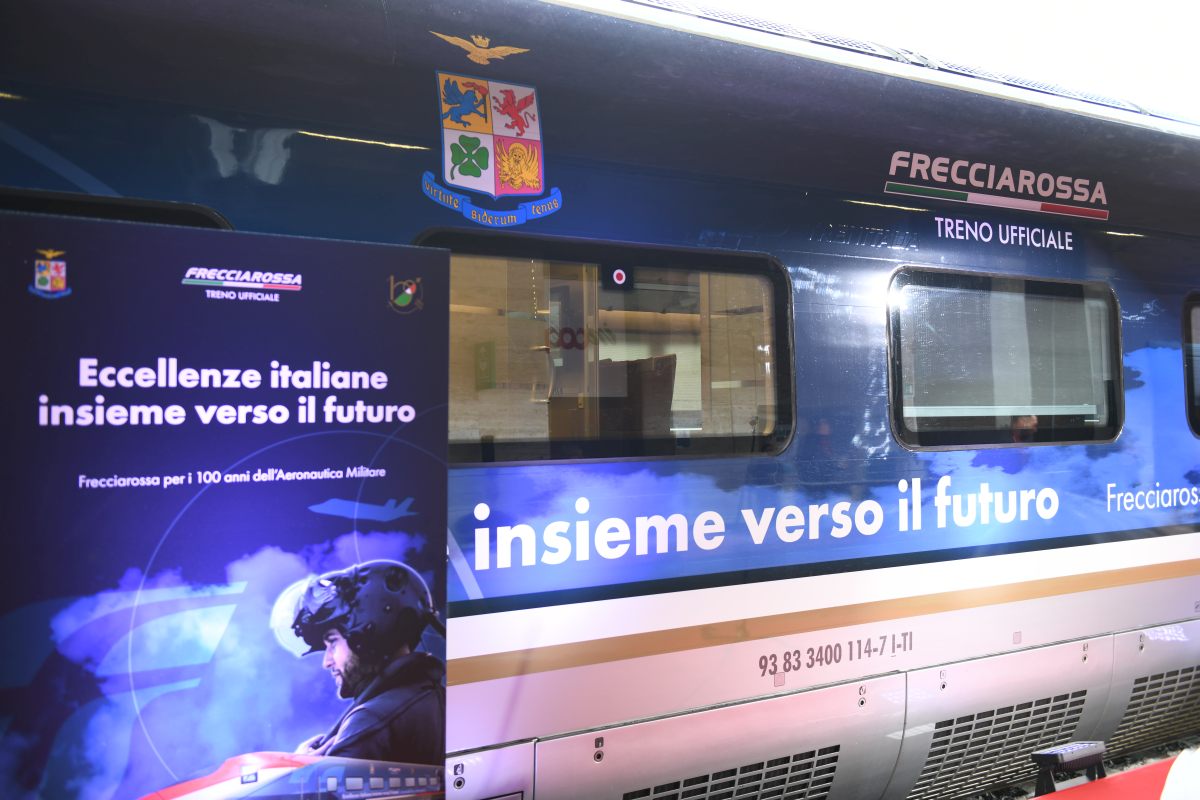 Fs un Frecciarossa dedicato ai 100 anni dell Aeronautica Militare