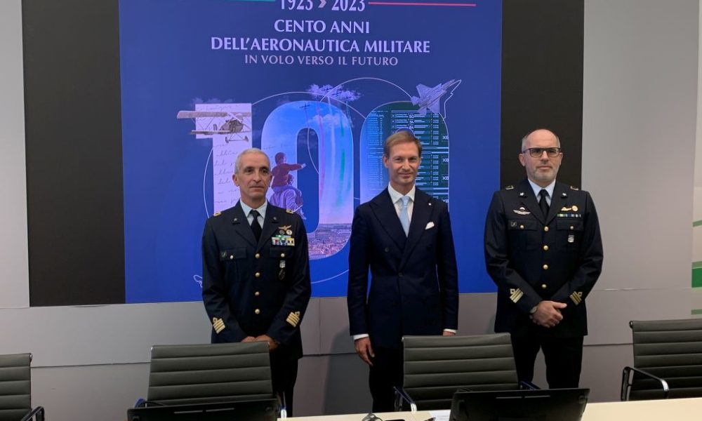 Frecce tricolori su Milano per i 100 anni dell Aeronautica